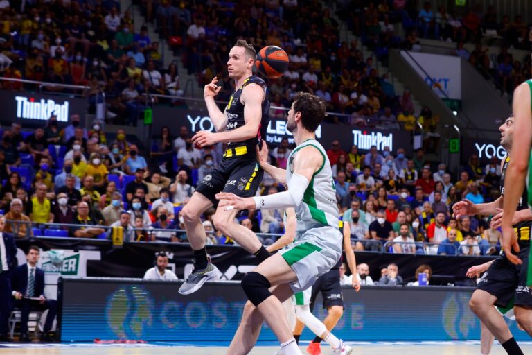 El Lenovo Tenerife vence y fuerza el tercer partido