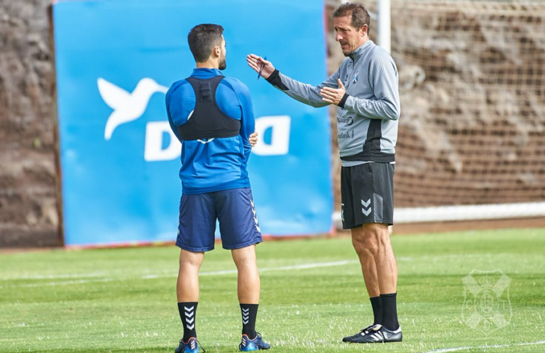 El Tenerife espera contar con Shashoua y Muñoz para certificar la cuarta plaza ante el Cartagena