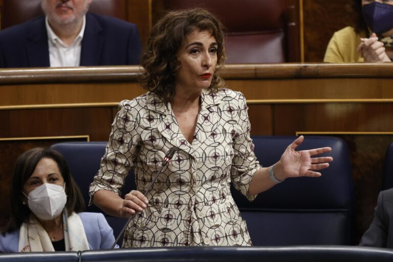 Montero asegura que la reforma fiscal tendrá en cuenta la singularidad canaria