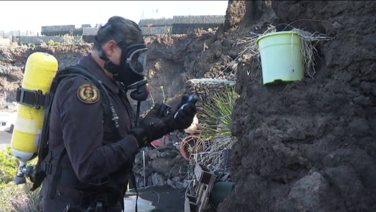 Un grupo de la Guardia Civil realiza mediciones regulares de gases en el Valle de Aridane