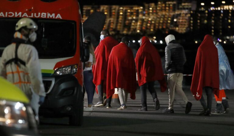 Rescatan una neumática con 55 migrantes en aguas canarias