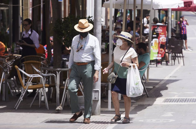 Intensa actividad en puertos y aeropuertos en el inicio del puente por el Día de Canarias