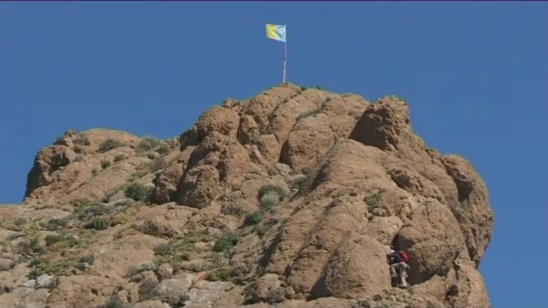 Retiran la bandera clavada en la cima del Roque Nublo