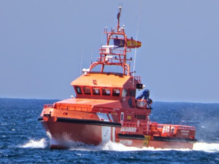 Rescatan a 25 personas en una patera a unos 28 km de Haría