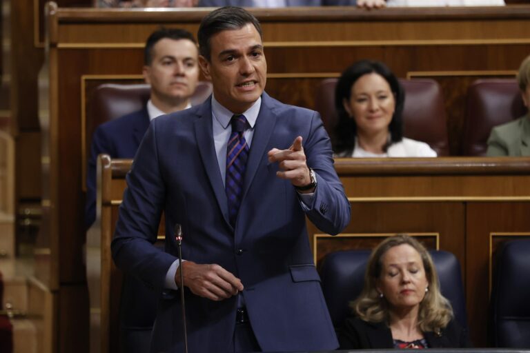 Sánchez: «El PP de Feijóo es el de anteayer, el de la libretita de Bárcenas»