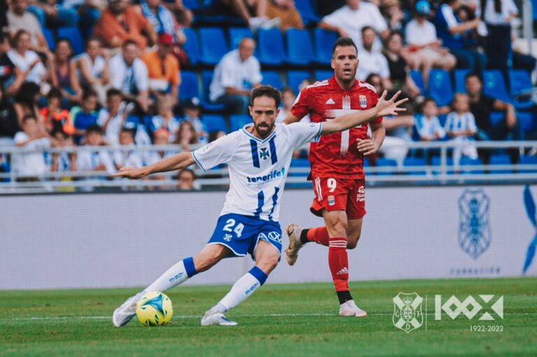 El Tenerife pierde ante el Cartagena y se jugará el ascenso ante un derbi con Las Palmas