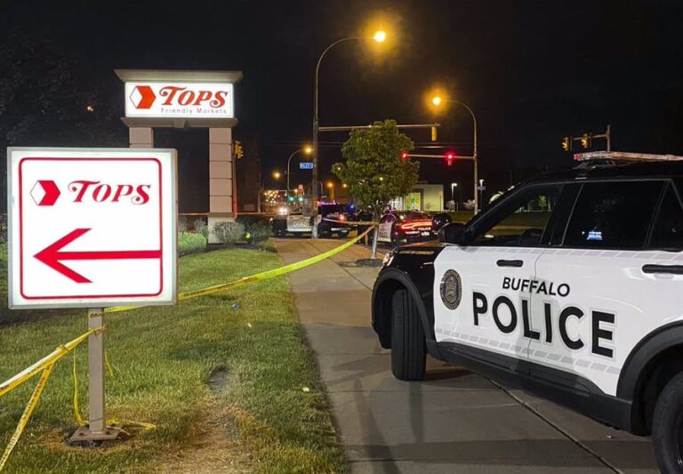 Biden pide desterrar el odio tras la muerte de diez personas en el tiroteo de Nueva York