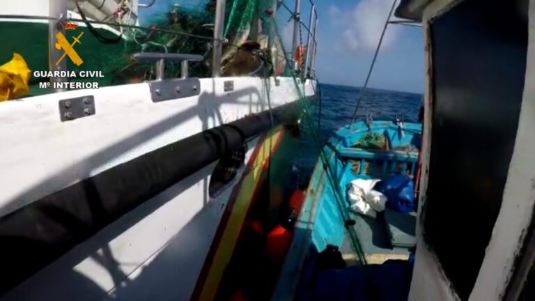 La Guardia Civil denuncia a un pesquero profesional por el uso de trasmallos en las costas de Lanzarote