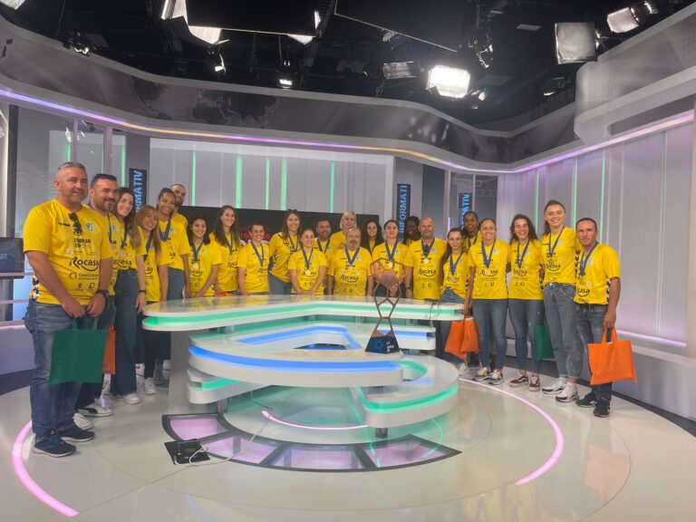 El Rocasa visita RTVC para celebrar la conquista de la EHF European Cup