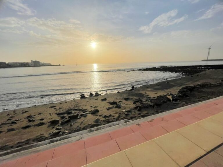 Tienen que rescatar a dos personas del mar en la playa de Arinaga, en Gran Canaria