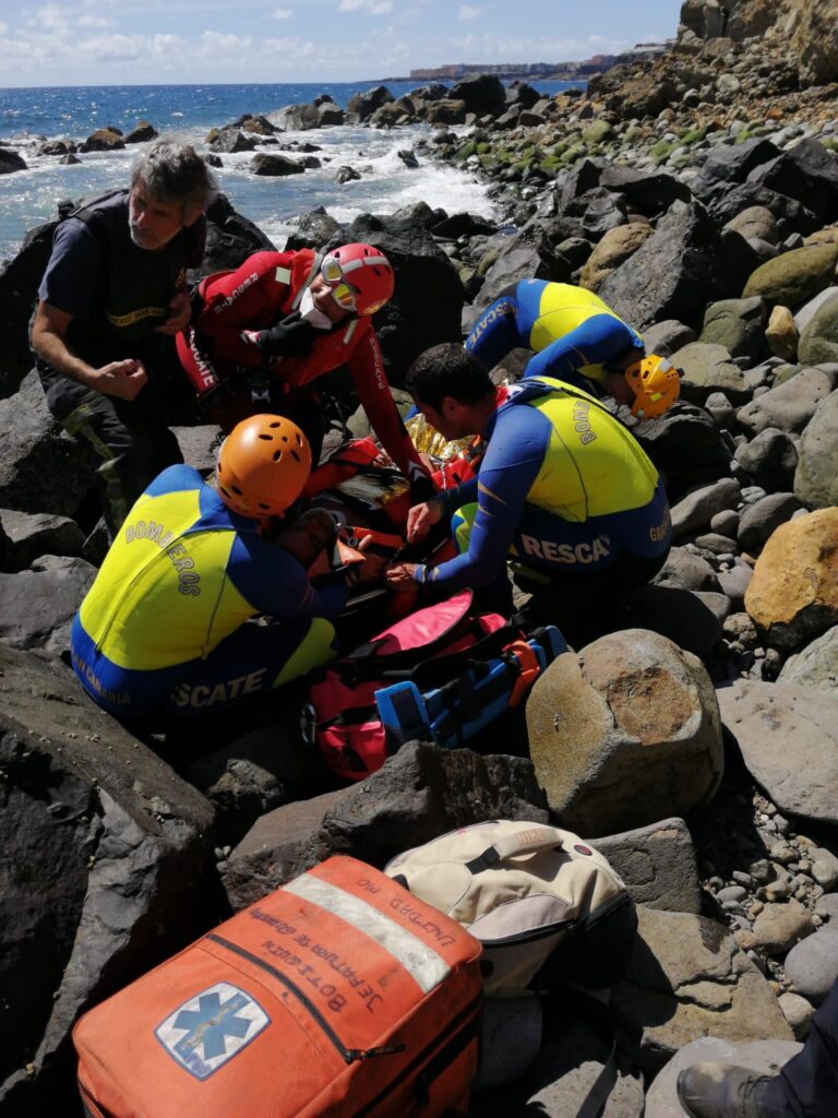 El helicóptero del GES rescata a un varón que cayó en un acantilado en Telde