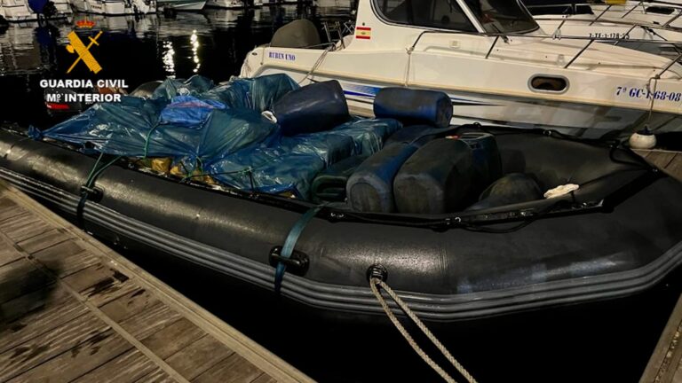 La Guardia Civil intercepta una embarcación neumática cargada con dos toneladas de hachís en Gran Canaria