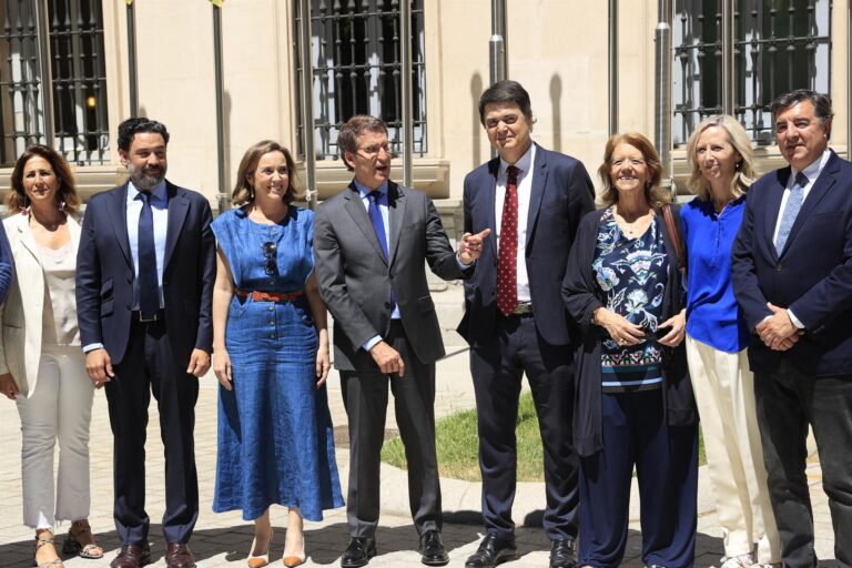 Feijóo pide a sus diputados y senadores «ser mejor que los demás en el fondo y en la forma»