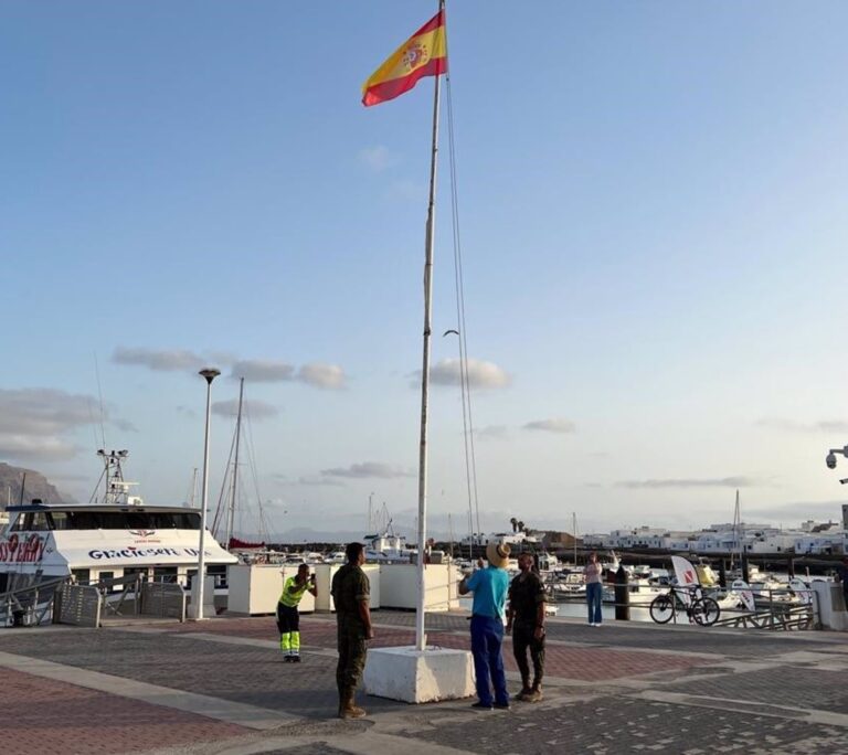 Canarias celebra el Día de las Fuerzas Armadas con un arriado de bandera simultáneo