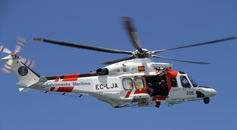 Salvamento evacúa a un tripulante accidentado a 22,5 km de La Isleta