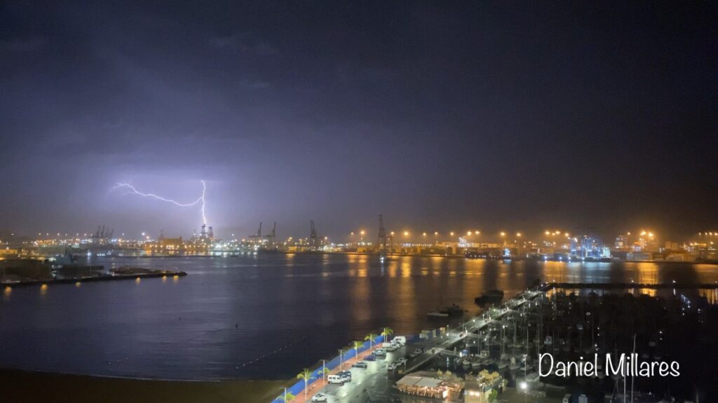 La jornada más calurosa de 2022 terminó con una tormenta y casi 1.000 descargas eléctricas. Este miércoles las temperaturas ya han comenzado a descender