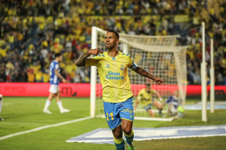 La Unión Deportiva Las Palmas se mete en promoción de ascenso con un 2-1