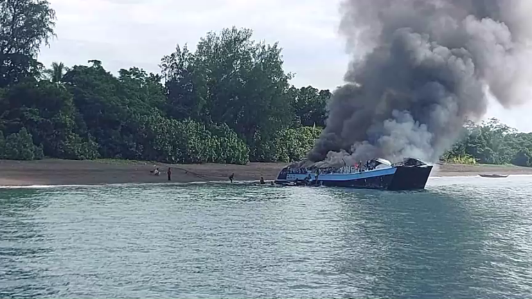 Al menos siete personas fallecen en el incendio de un ferry en Filipinas