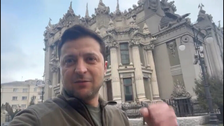 Zelenski se hace un selfie con soldados cerca del frente de Donetsk