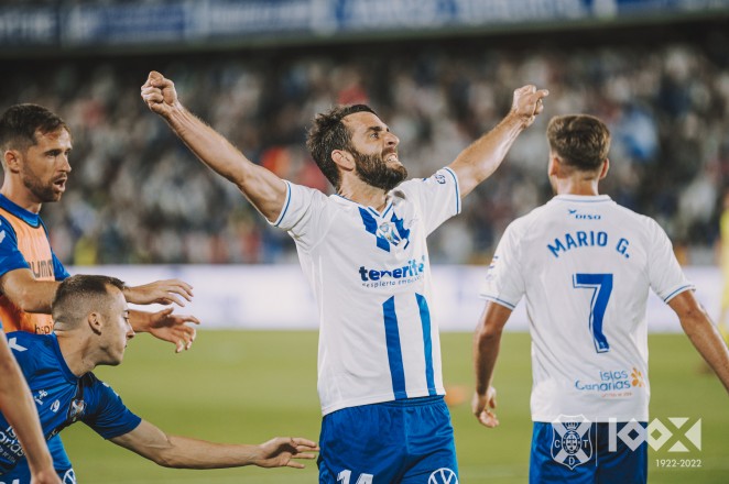 Carlos Ruiz renueva en una semana clave para el CD Tenerife