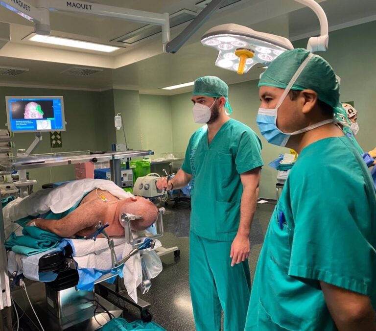 El Hospital de La Candelaria investiga cómo conservar los idiomas en pacientes políglotas durante la cirugía cerebral