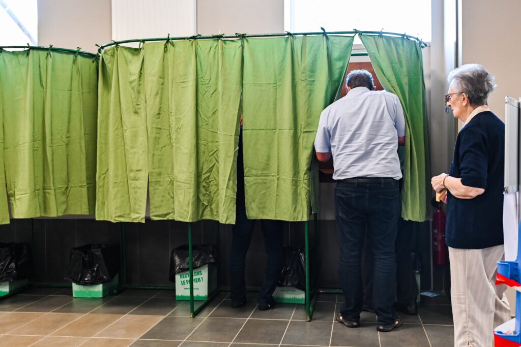 Ligero aumento de la participación a mediodía en la segunda vuelta de las legislativas francesas