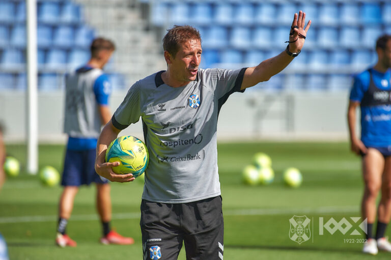 Luis Miguel Ramis, entrenador del CD Tenerife: «Será una eliminatoria igualada»