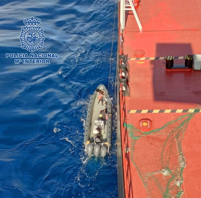 Rescatan una neumática con 4 españoles en aguas no nacionales y detienen a 2 por quebrantamiento de condena