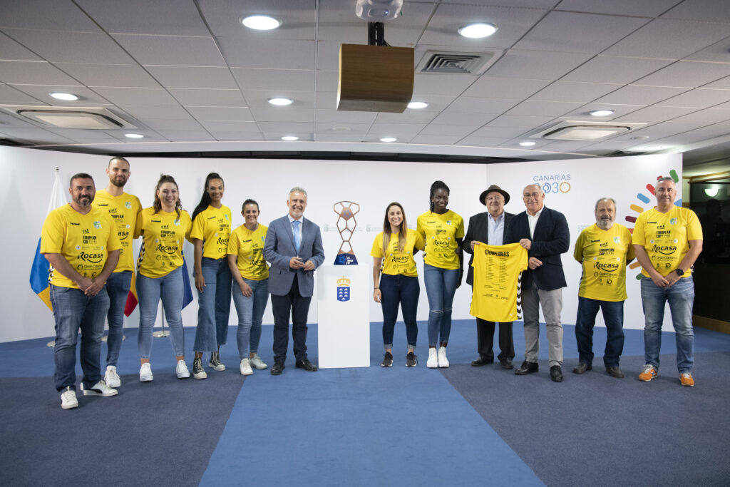 Torres recibe al Club Balonmano Remudas tras su triunfo europeo