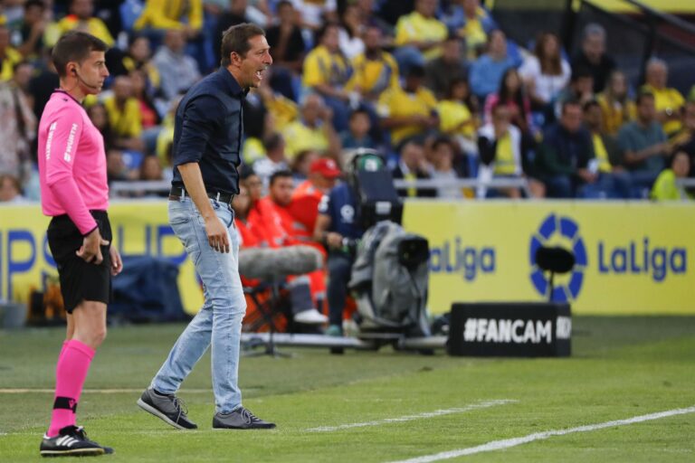 Largas colas de abonados en el Heliodoro para retirar las entradas de la vuelta ante el Girona