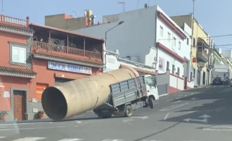 Circulaba con un tubo que doblaba el tamaño del camión en Gran Canaria