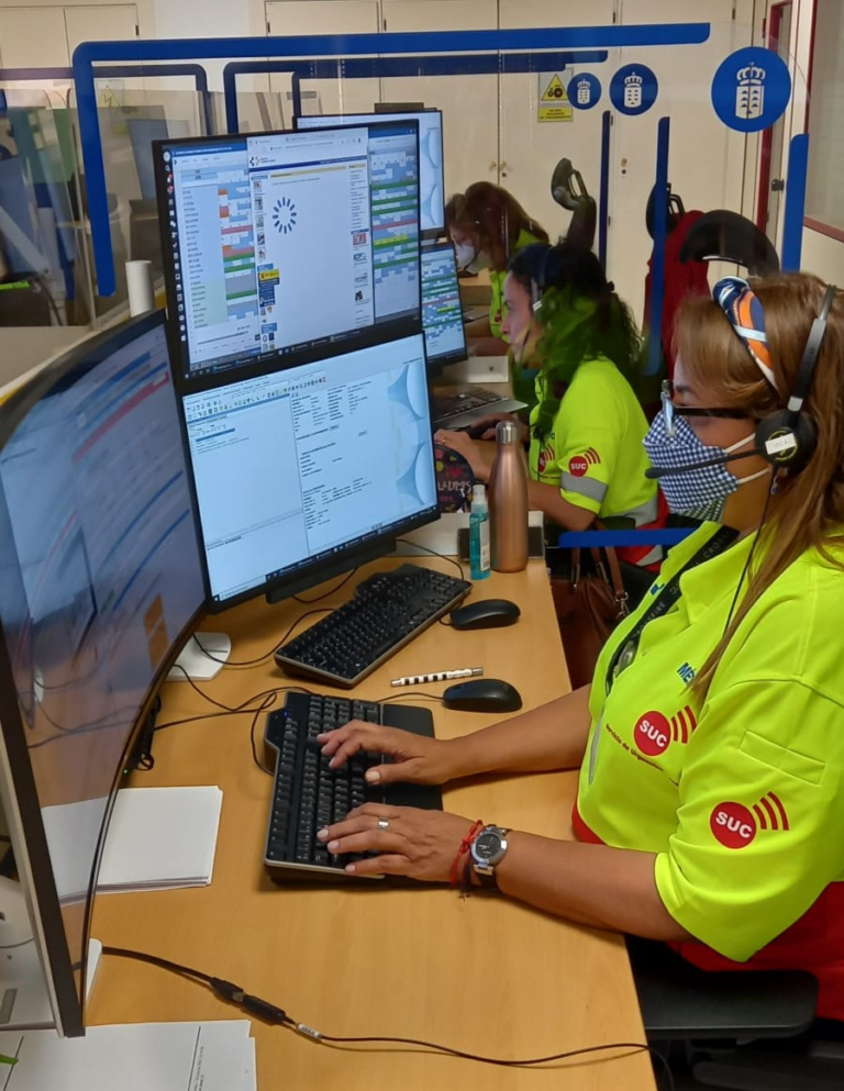 Una policía ayuda a una mujer a dar a luz en plena calle en Tenerife