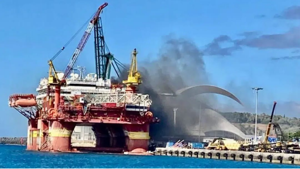 Un generador se incendia en el Muelle de Santa Cruz de Tenerife