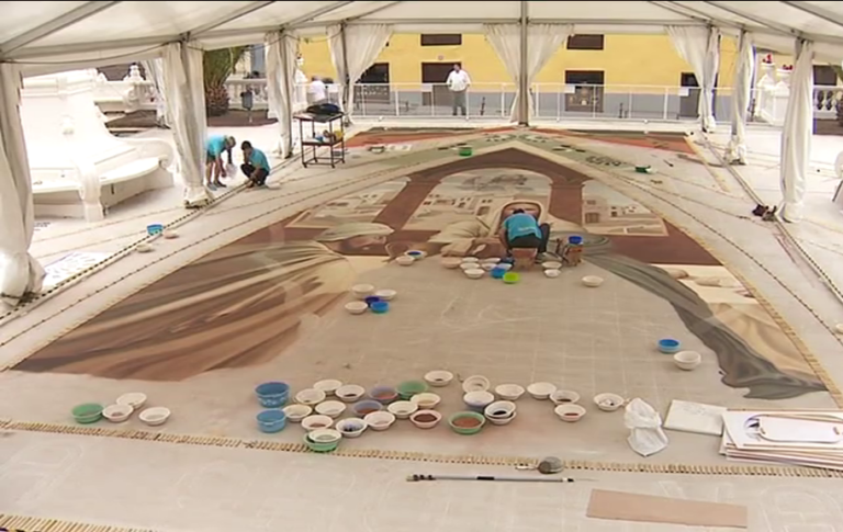 Avanzan los trabajos para culminar el tapiz central del Corpus Christi de La Orotava