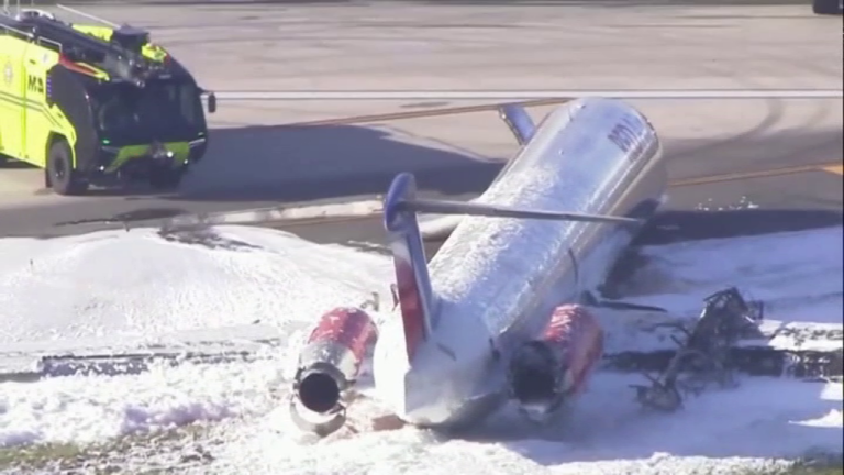 Al menos tres heridos tras el aterrizaje forzoso de un avión en llamas