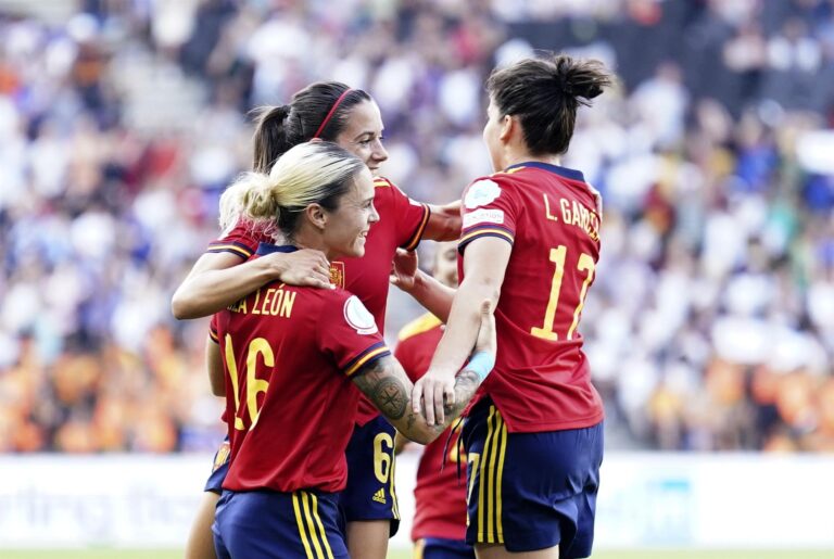España remonta y golea a Finlandia (4-1)