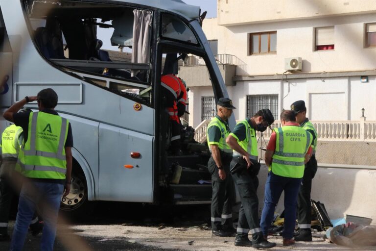 Un muerto y 35 heridos en el choque de dos guaguas que iban a Algeciras