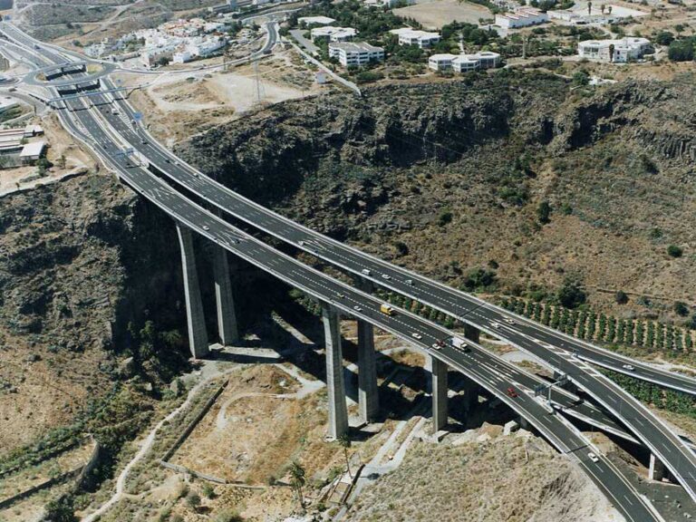 Cerrado el viaducto del Guiniguada a vehículos pesados por daños en tensores