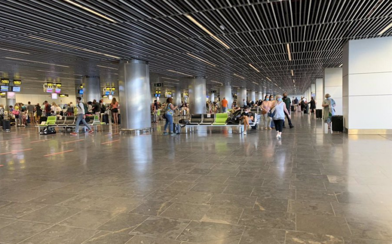 Gran actividad en los puertos y aeropuertos con el inicio de las vacaciones