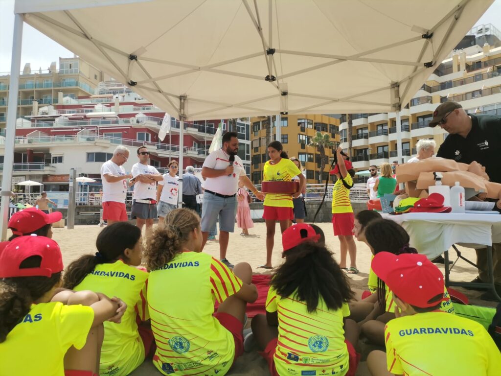 Veinte menores hacen de vigilantes de Las Canteras para prevenir ahogamientos