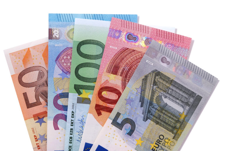 El dólar alcanza después de 20 años la paridad con un euro debilitado