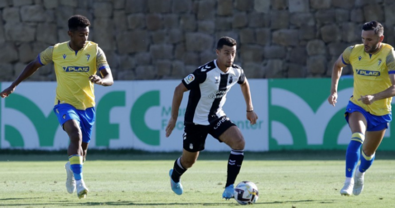La UD Las Palmas empata 1-1 ante el Cádiz en Marbella
