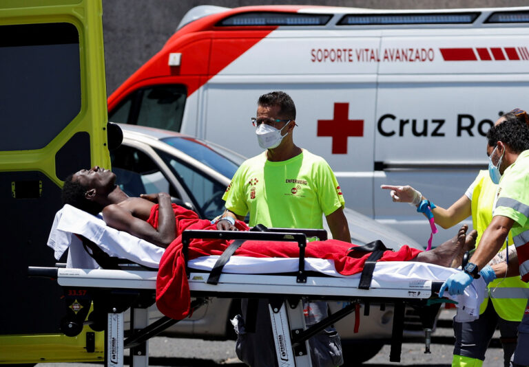 Cuatro hospitalizados de un cayuco con 39 varones tras nueve días en el mar