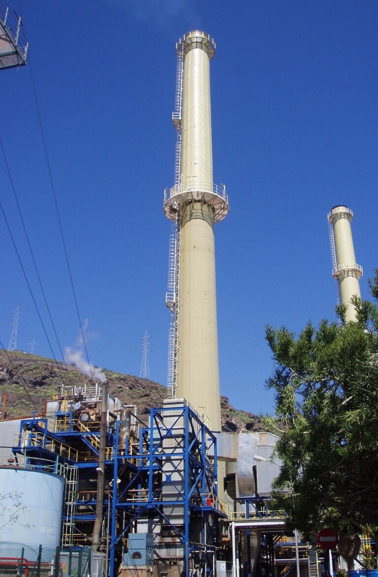 Endesa prepara la demolición de una de las dos chimeneas de la central térmica de Candelaria