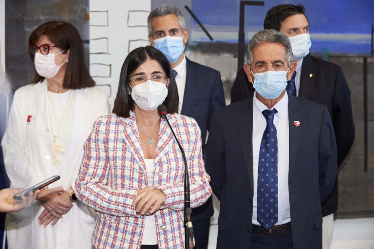 Darias sobre la cuarta dosis: «Vamos a seguir de la mano de los expertos»