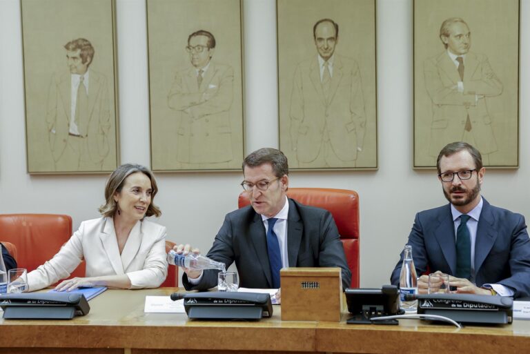 Feijóo avisa de una profunda crisis económica mientras que el Gobierno «niega las evidencias»