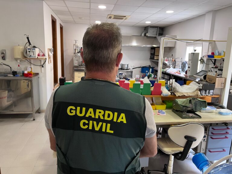 Investigan por intrusismo a titulares de 4 laboratorios dentales de Tenerife