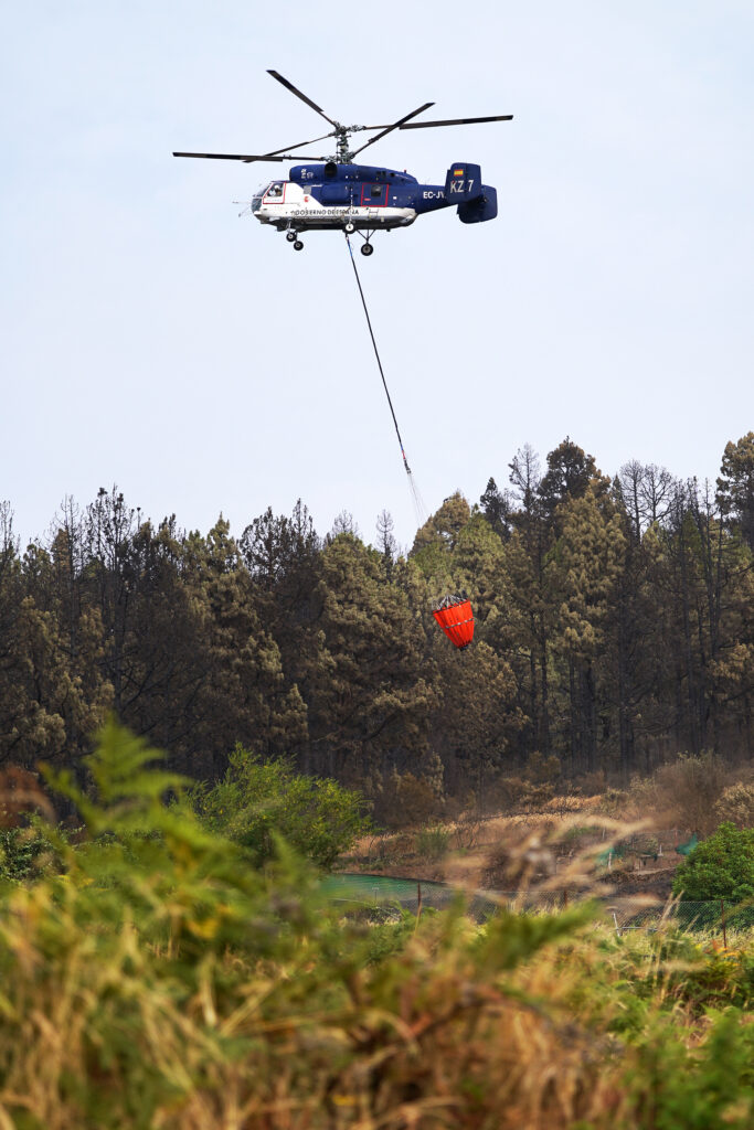 Un helicóptero trabaja en la extinción del incendio forestal en el norte de Tenerife, a 24 de julio de 2022, en Tenerife, Santa Cruz de Tenerife, Canarias, (España). El incendio forestal que se declaró el pasado 21 de julio en el norte de Tenerife y que afecta a cinco municipios: La Orotava, Los Realejos, San Juan de la Rambla, La Guancha e Icod de los Vinos, continúa sin control y la superficie afectada se estima ya en unas 2.700 hectáreas, en un perímetro de unos 27 kilómetros.
