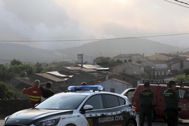 Varios incendios activos en la península donde persisten temperaturas extremas