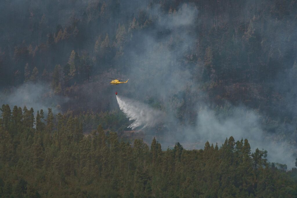 Incendio Tenerife. Helicóptero. Efe